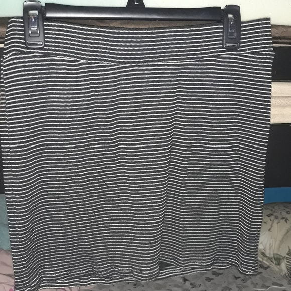 Black and white mini skirt - Picture 1 of 1